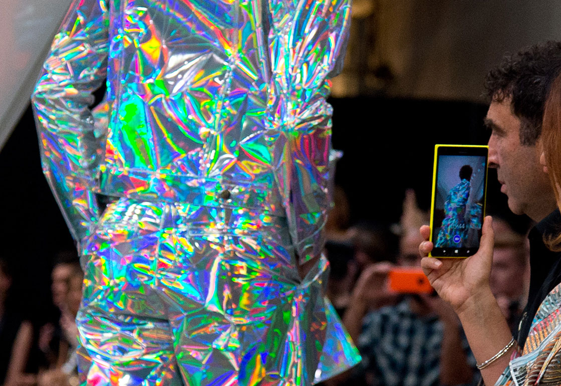 Recording a model in shiny clothes on a smart phone